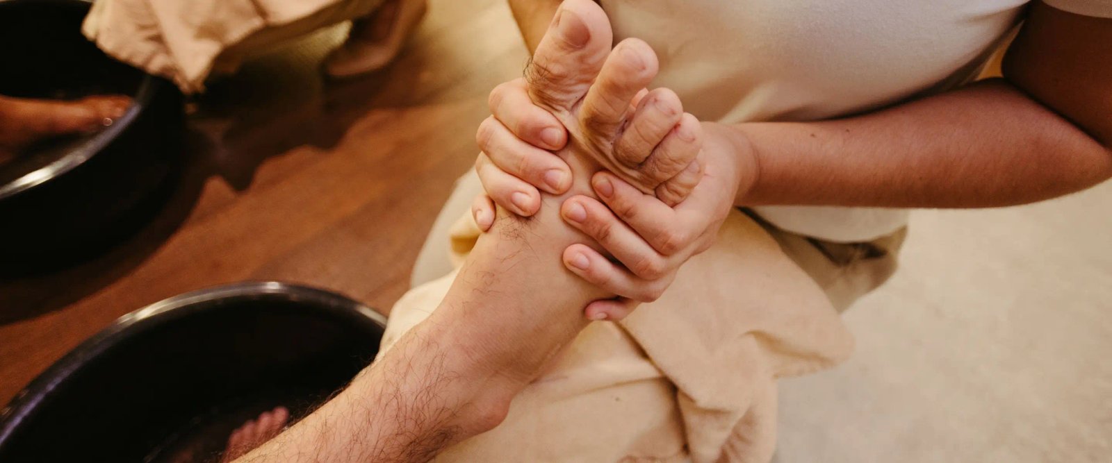 Rituel de détente et de bien-être des pieds lors d’une séance de réflexologie
